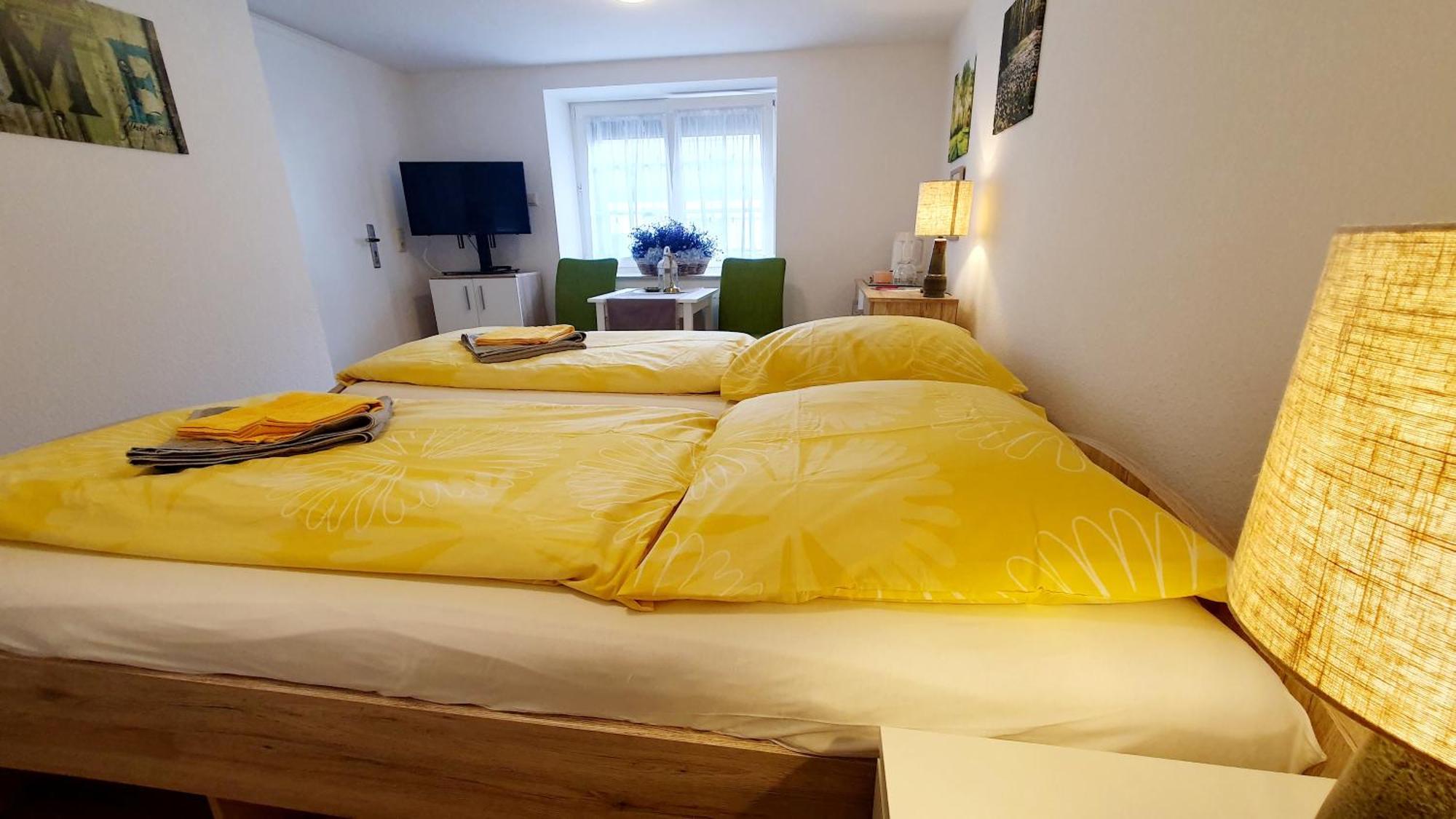 Apartment Gruener Fuerst Mit Sitzecke Im Innenhof & Naehe Park & Erdgeschoss Bad Muskau Ruang foto